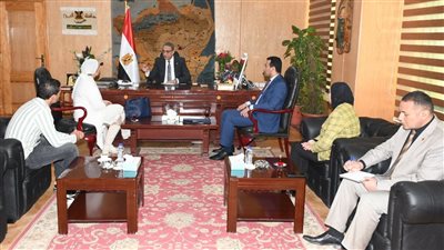 محافظ الفيوم يبحث التوسع في القوافل الطبية لأمراض العيون