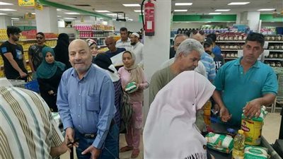 كيف أصبحت المجمعات الاستهلاكية الملاذ الآمن للمواطنين؟.. ضربت حيتان السوق في مقتل