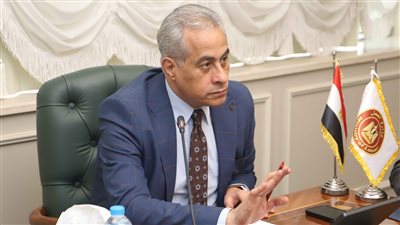 وزير العمل يوجه 