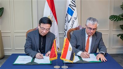 اقتصادية قناة السويس توقع عقد مشروع هينيواى الصينية في القنطرة غرب الصناعية