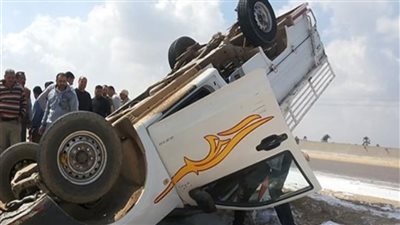 إصابة 3 أشخاص في حادث انقلاب سيارة ربع نقل 