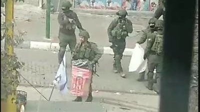 القسام تنشر مشاهد لجنود إسرائيليين يسرقون محالًا تجارية في مدينة الخليل