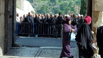12 ألف فلسطيني يؤدون صلاة الجمعة في الأقصى 