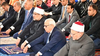 وزير الأوقاف ومحافظ بورسعيد يؤديان صلاة الجمعة بمسجد 