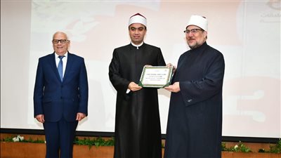 وزير الأوقاف يكرِّم الفائزين بجائزة التميز الوظيفي ببورسعيد
