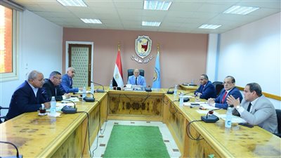 رئيس جامعة سوهاج يناقش تجهيزات امتحانات الفصل الدراسي الأول