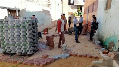 متابعة أعمال تركيب الإنترلوك بشوارع مدينة طامية في الفيوم 