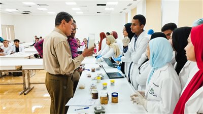 طلاب جامعة طيبة بالأقصر يستعرضون منتجات غذائية في حصاد مشروعات 