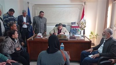 سكرتير مساعد البحيرة يبحث مشكلات المواطنين بأبو المطامير