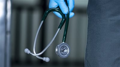 انسحاب بلا عودة.. استقالات الأطباء ناقوس خطر باعتراف حكومي وتحرك محدود