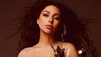 ميريام فارس تحتفل بـ20 عامًا من الفن بفستان ممزق وميكروفون ذهبي