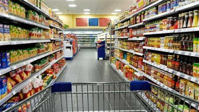 بعد قرارات الحكومة.. عقوبة احتكار السلع 