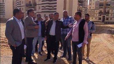 مسئولو الإسكان يتفقدون مشروعات المرافق والطرق بمدينة حدائق العاصمة