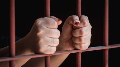 المتهم بحيازة العملات الأجنبية المقلدة يقع في قبضة الأمن