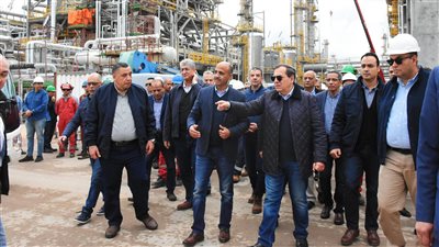   وزير البترول يتفقد توسعات ميدور ومجمع السولار بأسيوط ومصنع الألواح بإدكو