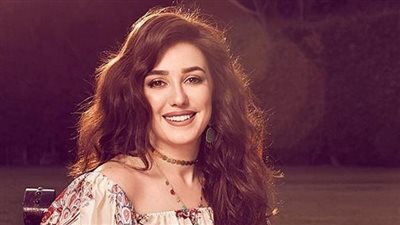 كندة علوش تتزين بالزمرد وتطل باحتشام