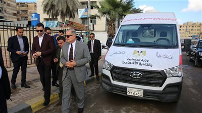  تشغيل سيارة المركز التكنولوجى المتنقل لتقديم خدمة تراخيص المحال التجارية بكفر الشيخ