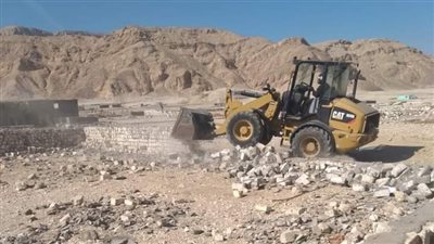 إزالة 3 حالات تعد على الأراضي الزراعية بقرية المحروسة بقنا