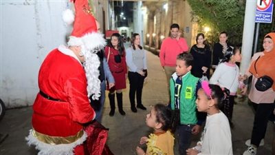 شباب يتنكرون فى زى بابا نويل لتوزيع هدايا رأس السنة على المواطنين بقنا 
