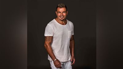 لن تصدق سعره.. عمرو دياب يثير الجدل بارتدائه سوار ذهب على غلاف ألبوم 