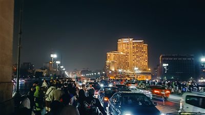 مواطنون يحتفلون برأس السنة على كوبري قصر النيل