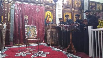 الآلاف يؤدون صلاة التسبحة في ليلة رأس السنة الميلادية بكنائس قنا 