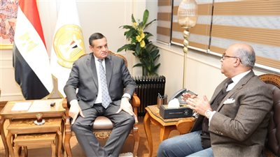 وزير التنمية المحلية يتابع مع 