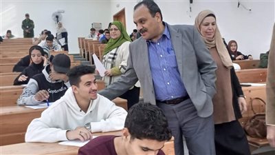 نائب رئيس جامعة بنها يتفقد امتحانات الفصل الدراسي الأول بالعبور 
