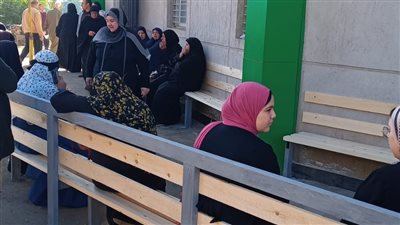 الانتهاء من تنفيذ مقاعد انتظار ومظلات للمواطنين كبار السن المترددين علي مكتب بريد نبروه