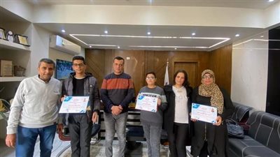 مدير تعليم قنا يكرم الطالبان الفائزان في مسابقة أعياد الطفولة 