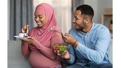 هل الإفراط في تناول الطعام يمنع الحمل؟.. طبيبة أمراض نساء تحذر من كارثة