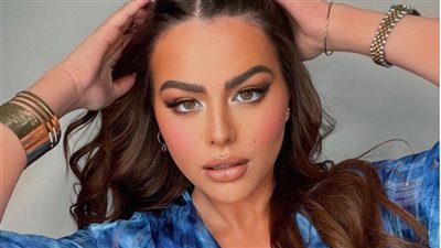 هنادي مهنا تشوق جمهورها بإطلالة من الخمسينيات| البرنس يعكس أنوثتها