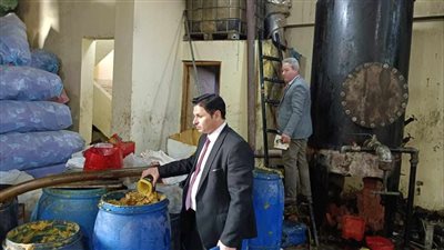 ضبط مصنع لإعادة وتدوير زيوت محركات السيارات بـ6 أكتوبر..صور