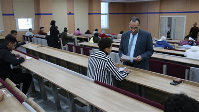 رئيس جامعة طيبة التكنولوجية يتفقد امتحانات الفصل الدراسي الأول 