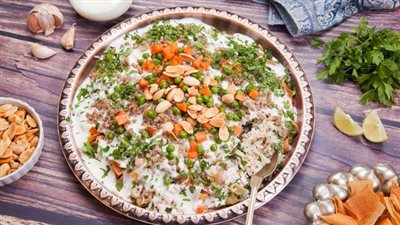 على خطى المطبخ الفلسطيني.. طريقة تحضير فتة المسخن باللوز والرمان