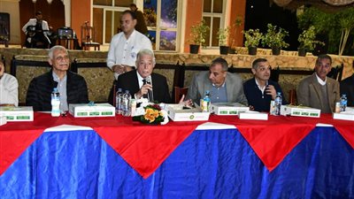 محافظ جنوب سيناء يلتقي عمال النظافة بشرم الشيخ على مأدبة عشاء ويكرمهم بمكافات مالية