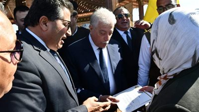 محافظ جنوب سيناء يتفقد معرض الحرف اليدوية والتراثية   