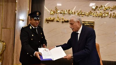 محافظ جنوب سيناء يكرم مدير إدارة المرور بالمحافظة لمساهمته البارزة في تنظيم سير الانتخابات الرئاسية 2024