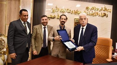 وفد المنظمة الأوروبية لحقوق الإنسان يهدي محافظ جنوب سيناء درع المنظمة