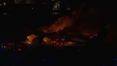 تفاصيل حادث الطائرة اليابانية.. اليابان تستقبل العام الجديد بزلزال وحريق طائرة