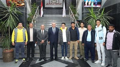 رئيس جامعة الزقازيق يسلم أجهزة تعويضية لذوي الهمم