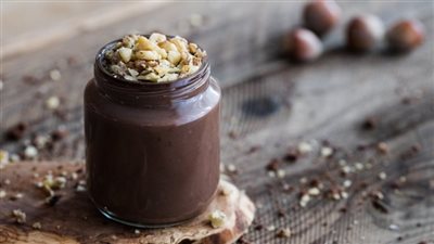 حلوى صحية للرجيم.. اصعني وصفة مهلبية الشوكولاتة الداكنة بالفراولة