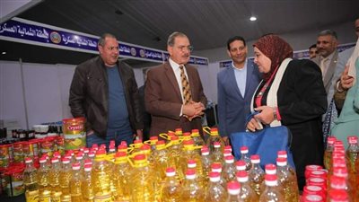 محافظ كفرالشيخ يتفقد معرض السلع الأساسية المخفضة 