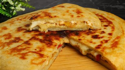 بديل صحي للبيتزا.. حضري فطيرة البطاطس بالجبنة اللذيذة