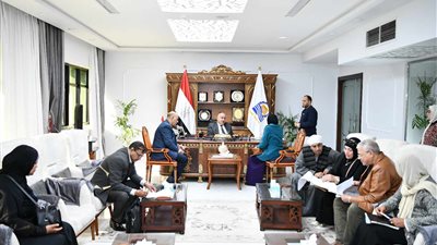  محافظ قنا يُواصل استقبال المواطنين لبحث شكواهم 