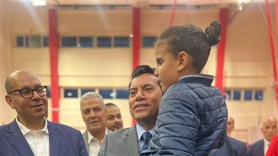 فيديو.. وزير الشباب يستمع لإنشاد الطفلة 