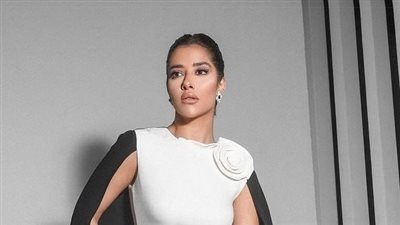 بلقيس نجمة ذهبية والمكياج يبرز سحر ملامحها