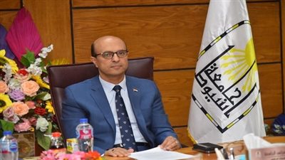 رئيس جامعة أسيوط يصدر قرارين لوكالة خدمة اجتماعية ورئاسة قسم بطب بيطري
