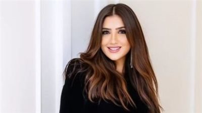 مي عمر أنثى قوية وطفلة شقية تلهو بالبالونات المضيئة.. شاهد