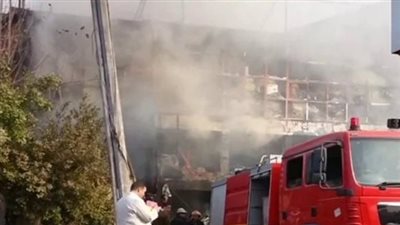 الحماية المدنية تسيطر على حريق مصنع أقمشة فى النزهة